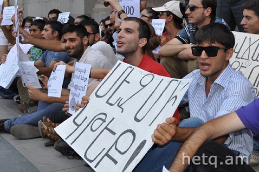 Cops Detain 10 Transportation Activists Seeking Entry to Yerevan Municipality