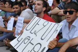 Cops Detain 10 Transportation Activists Seeking Entry to Yerevan Municipality
