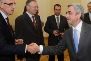 Սարգսյանն աշխատանքային ճաշ է ունեցել Եվրամիության անդամ երկրների դեսպանների հետ