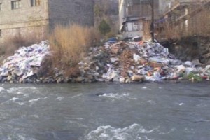 В Алаверди мусор продолжает сбрасываться в реку Дебед