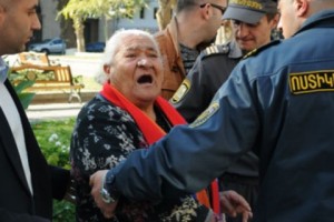 "Бабушка-республиканка" у ворот Национального Собрания