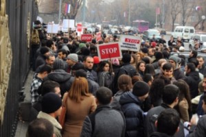 Участники акции протеста направились к офису ЗПЧ