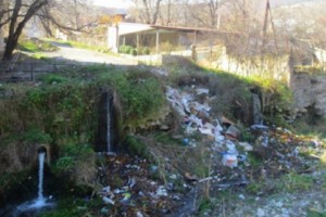 В Горисе людям приходится ездить по затопленной канализационными стоками улице