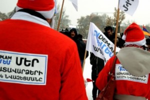 Santa Clause Activists Warn of Impending Wage Cuts Due to Pension System