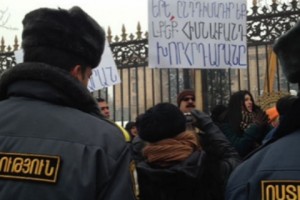Напряженная ситуация перед зданием НС (видеоматериал)