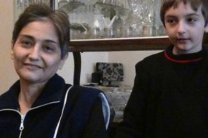 9-летний мальчик просит Деда Мороза вылечить маму, а его мама надеется на помощь 
добрых людей
