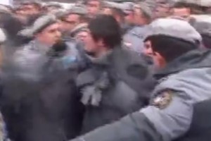 Մեզ հաջողվեց բացահայտել քաղաքացուն բռունցքով հարվածող ոստիկանին 
(տեսանյութ)