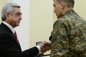 Սերժ Սարգսյանը պարգեւատրել է զինծառայողներին