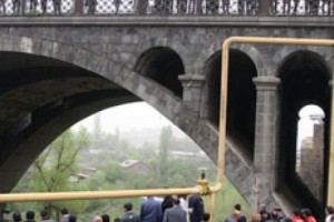 Հաղթանակ կամրջից մի տղամարդ ցած է նետվել
