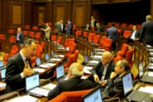 Во время 20-минутного перерыва в НС состоялось совещание, а затем голосование