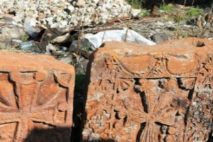 Поле хачкаров в Ариндже находится под угрозой исчезновения