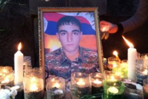 Зажженные свечи в память о погибшем от пули противника Артуре Оганджаняне