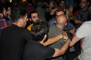 Քաղաքացիները չթողեցին իրենց ընկերներին բերման ենթարկել (լուսանկարներ)