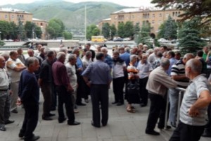 Акция протеста в Ванадзоре: рабочие “Химпрома” вновь требуют выплатить им зарплату