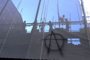 Граждане в знак протеста поднялись на крышу здания Африкянов