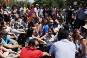 Новые столкновения на улице Сарьяна: участники акции протеста против повышения 
стоимости электроэнергии перекрыли улицу