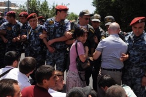 К участникам акции протеста перед зданием КРОУ присоединились депутаты НС