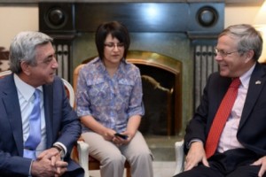 Նախագահ Սարգսյանը ԱՄՆ անկախության օրվա առթիվ այցելել է ԱՄՆ դեսպանի նստավայր