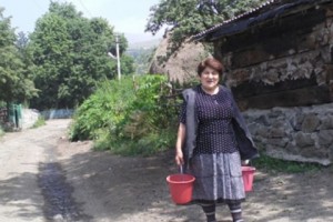 Житель Качачкута – губернатору: “Моя жена столько ведер с водой натаскала, что ее 
руки стали длиннее ног”