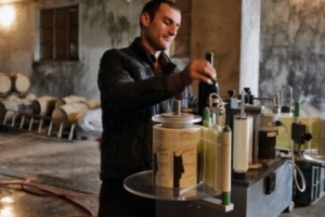 «Գործելով երկու հարկային դաշտում` երկու տեղ էլ հարկ ենք վճարում»,- ասում է 
ղարաբաղցի գինեգործը