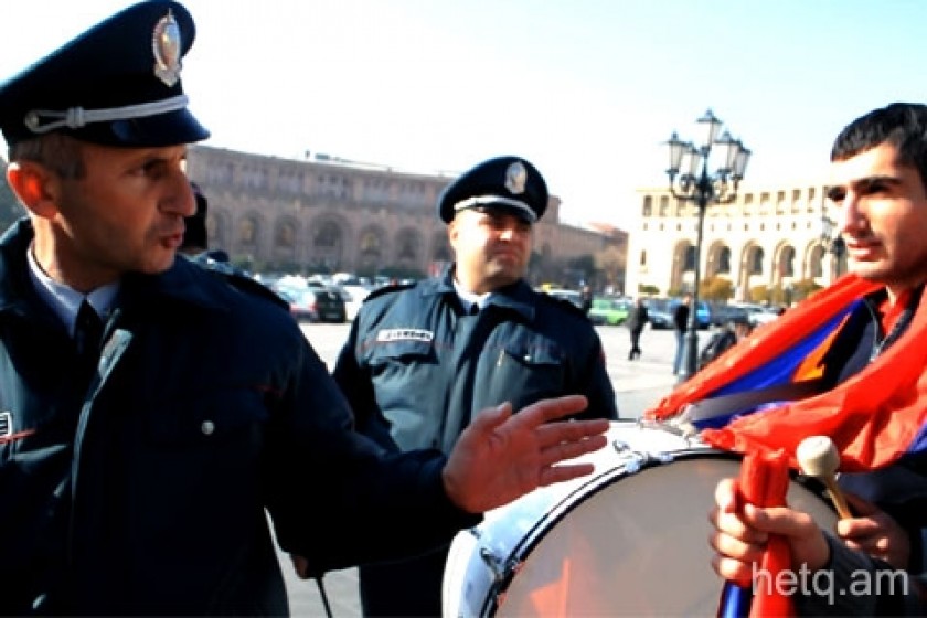 «Եթե մի հատ էլ խփեք թմբուկով, կտանեմ բաժին»,- ոստիկան