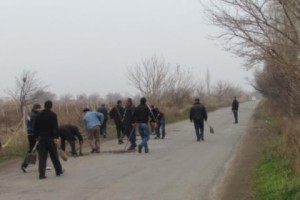 Правительство игнорирует требование жителей Агавнатуна: водители сами ремонтируют дорогу