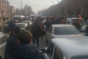 Гюмрийцы закидали яйцами здание генконсульства РФ (прямое включение, обновление)