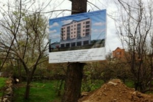 В Норке вырублены деревья: здесь строится многоэтажное здание