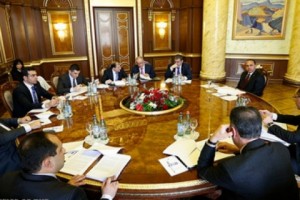 Armenian PM Discusses Foreign Investment with Top Officials