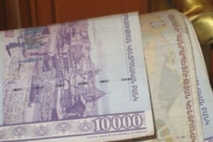 Խոշոր չափերով կաշառք ստանալու մեջ մեղադրվող հարկային տեսուչը կալանավորվել է