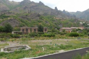 Ալավերդու քաղաքային զբոսայգին վերակառուցվում է, իսկ տնկիների մի մասը արդեն 
չորացել են