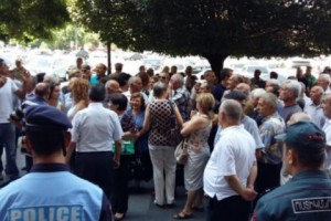Minister Zakharyan Won’t Respond to Inquiries from Nairit Factory Workers