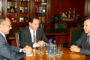 Armenian Defense Minister Thanks Outgoing Belarus Ambassador