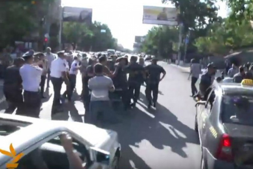 Граждане вновь пытались перекрыть проспект Баграмяна (дополняется)