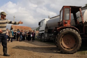 «Աշտարակ կաթը» չի վճարում գյուղացիների պարտքը. նրանք «պատանդ» են վերցրել ընկերության մեքենան