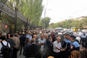 Yerevan Cops Release 10 Anti-Constitutional Change Demonstrators; HAK Proposes Public Meetings