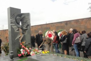 В пантеоне имени Комитаса и на кладбище Ераблур почтили память Вазгена Саркисяна и 
Карена Демирчяна
