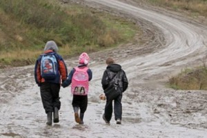 В некоторых селах Лорийской области ученики ходят в школу пешком за 3-10 километров