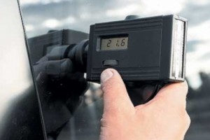 Полиция не может выяснить, по какой цене приобретены приборы по  измерению 
светопроникаемости автомобильных стекол