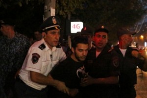 Участники акции протеста, подвергнутые приводу с проспекта Баграмяна 12 сентября, подали 
встречные иски против полиции