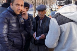 В Ачапняке рядом с избирательными участками стоят люди с "секретными" списками и 
бумагами