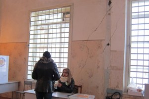 В Масисе избирателям выдают проголосованные бюллетени и предлагают опустить их в 
избирательную урну