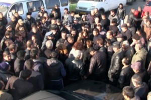 Гарнийцы перекрыли межгосударственную дорогу Гарни-Ереван: они требуют отменить 
программу по осушению реки Азат