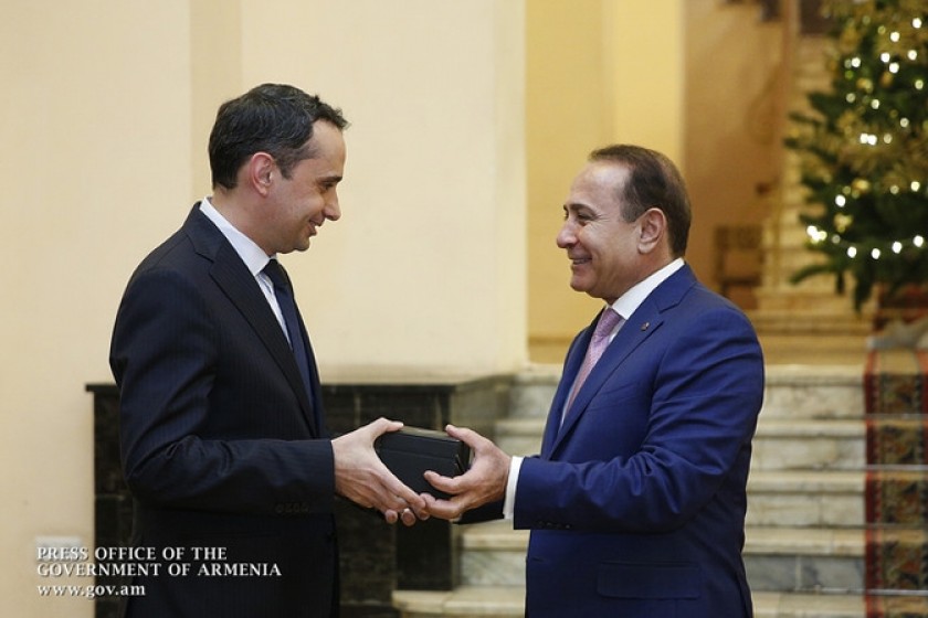 Վարչապետը հուշանվերներ է հանձնել ԶԼՄ որոշ ներկայացուցիչներին