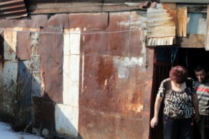 Сотрудница электросети: “Мы не настолько бессердечны, чтобы отключать электроэнергию 
тем, кто живет в вагончике”