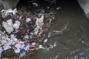 Жители превратили канал в мусорную свалку