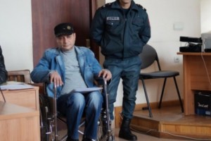 Քաղաքացուն գրկած բարձրացրին դատարանի դահլիճ