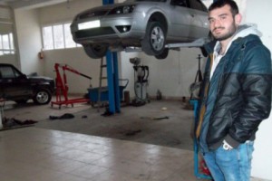 21-летний Геворк из Сирии живет в комнатке сторожа в авторсервисе