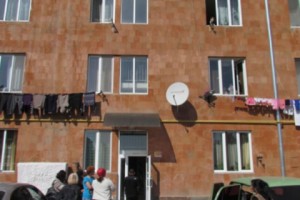 Вопрос жильцов  бывшего общежития висит в воздухе: премьер-министр обещал одно, а 
губернатор утверждает другое