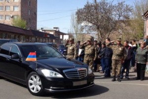 Սերժ Սարգսյանն այցելեց վիրավոր զինվորներին